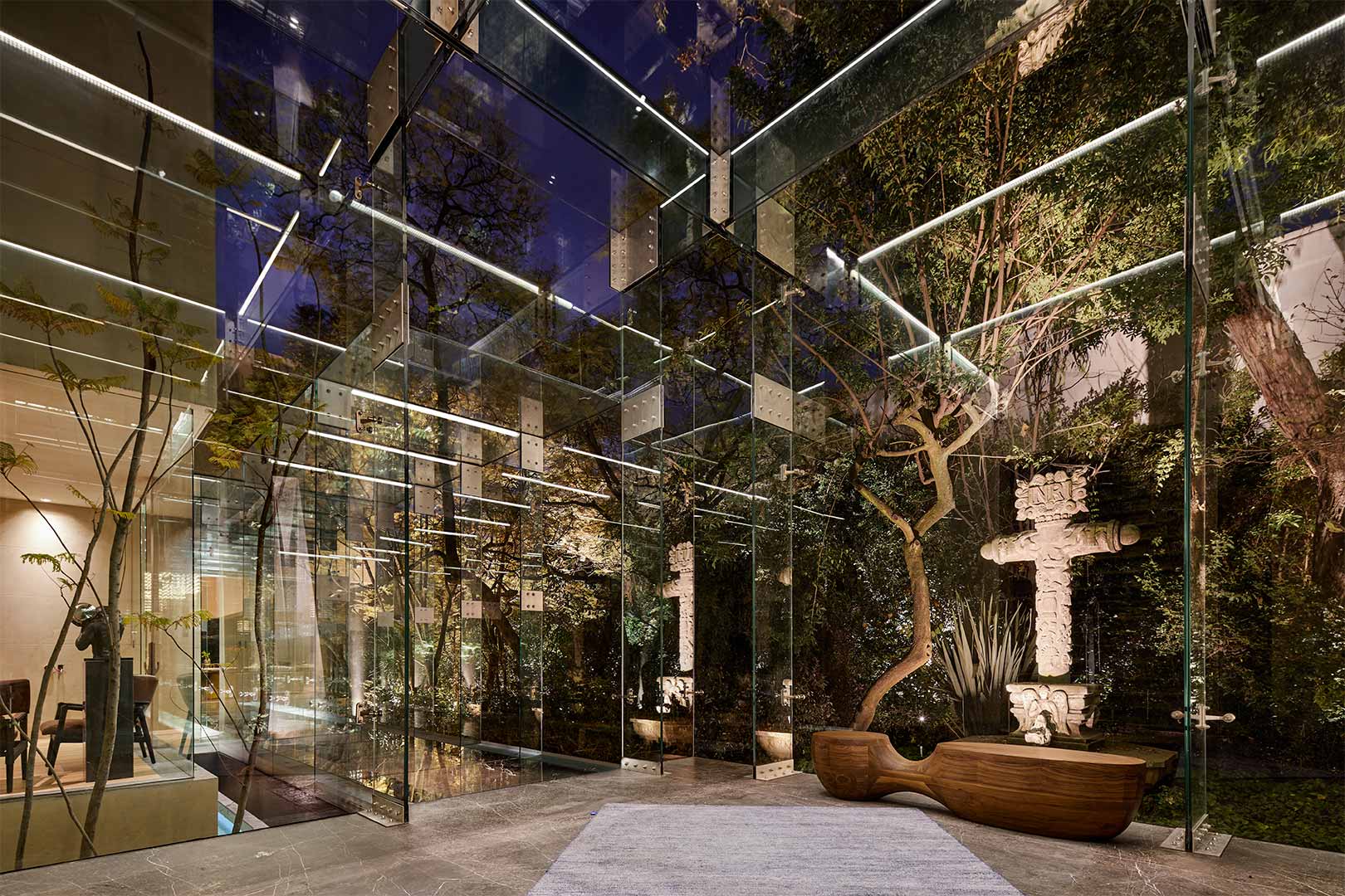 Interior residencial de proporciones serenas y luz cálida