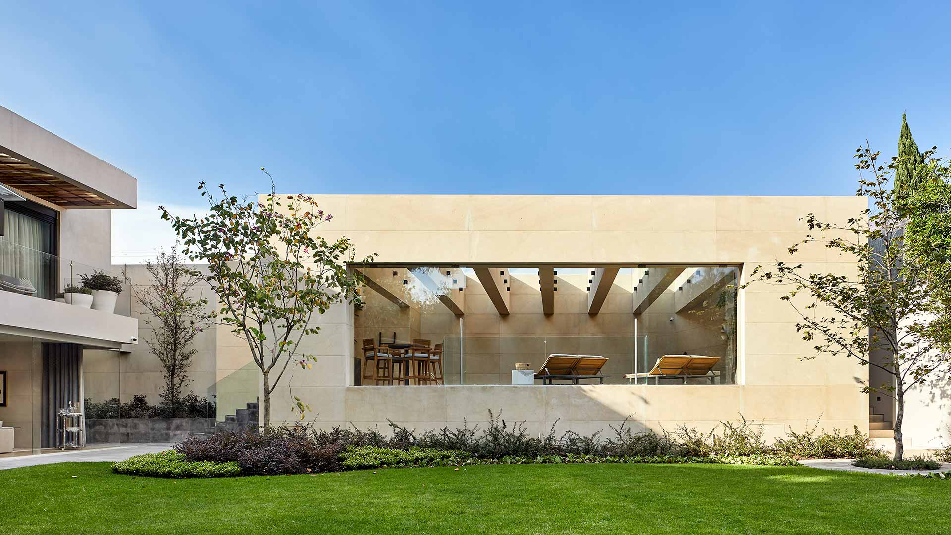 Residencia de Antonio Farré: pabellón de cantera abierto al jardín